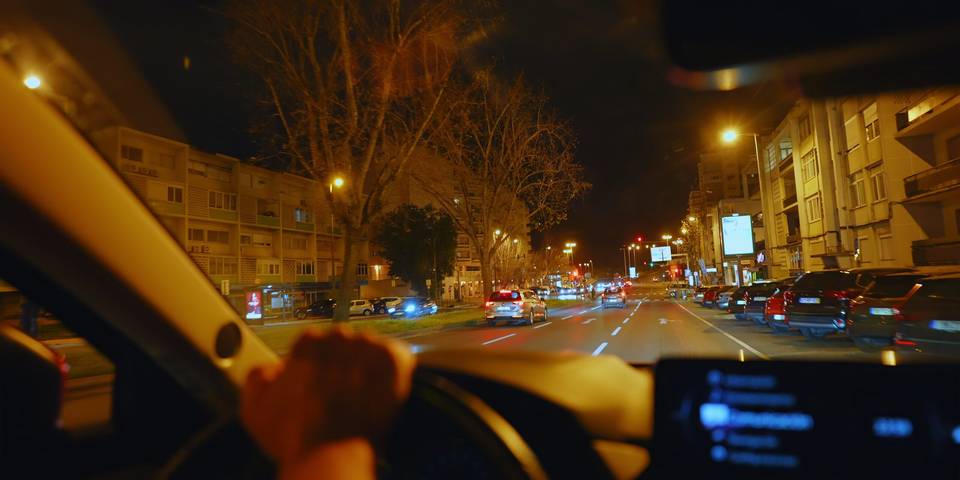 Gece ön camdan görünen cadde ve sokak lambaları